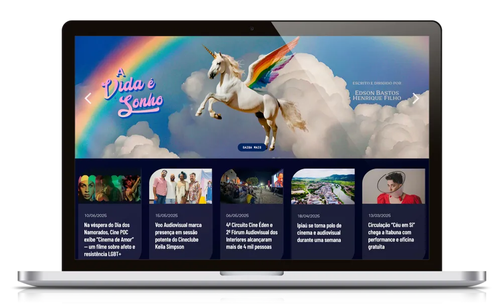 Macbook Pro exibindo a tela do site em Wordpress da Voo Audiovisual.